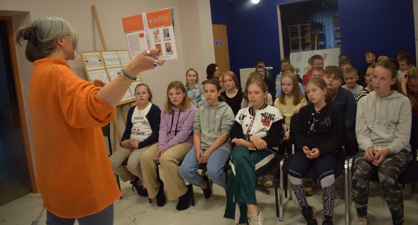 Roksana Jędrzejewska-Wróbel od początku spotkania nawiązała świetny kontakt z dziećmi  fot.: Gminna Biblioteka Publiczna w Osjakowie 