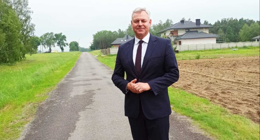 Wójt Tomasz Stolarczyk informuje, że trwa przygotowywanie dokumentacji do przetargu na przebudowę drogi śródpolnej w kierunku przysiółku Jasień fot.: Magdalena Lizurej 