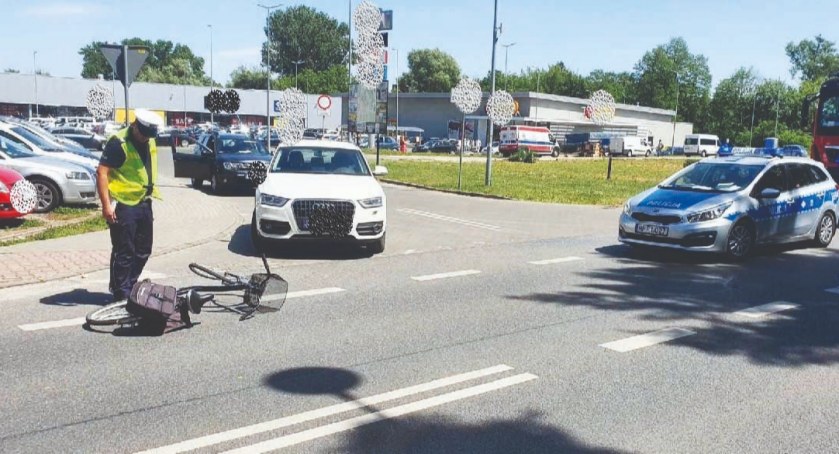 43-latka z powiatu wieruszowskiego wyjeżdżając z parkingu pobliskiego centrum handlowego, zderzyła się z rowerzystą fot.: KPP Wieruszów 