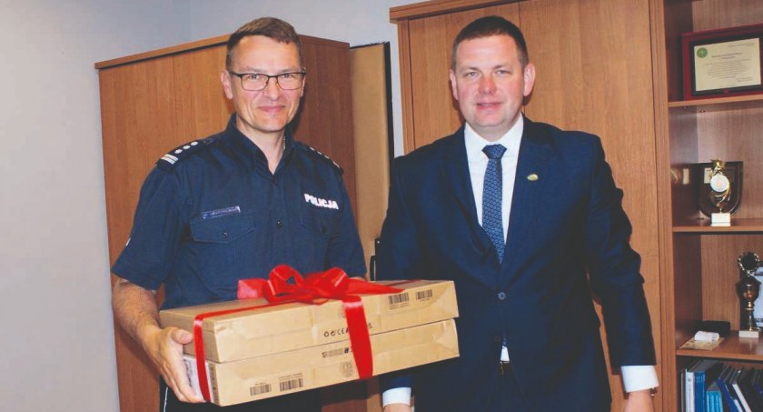 Przekazane komputery to tylko jeden z elementów współpracy pomiędzy wieruszowską komendą policji a lututowskim bankiem fot.: KPP Wieruszów 