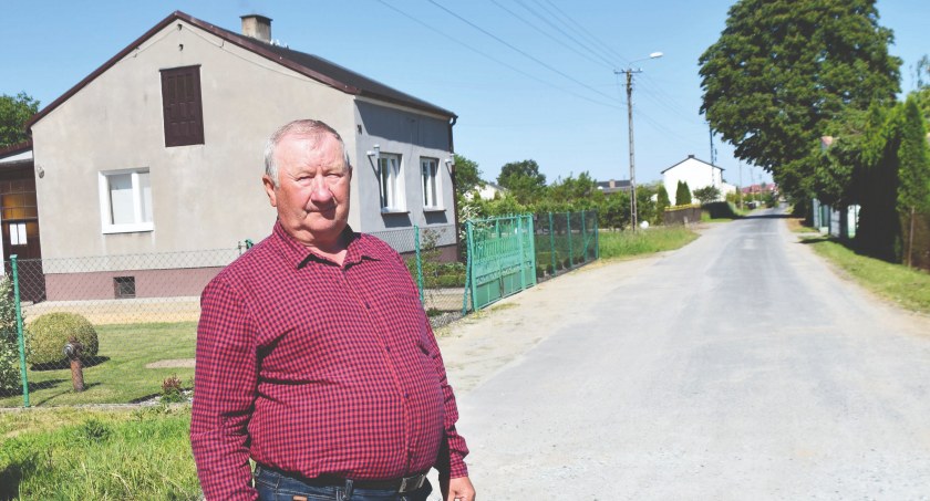 Sołtys Edward Kukuła przyznaje, że naprawy w najbliższym czasie wymaga ulica Leśna fot.: Katarzyna Cieślik 