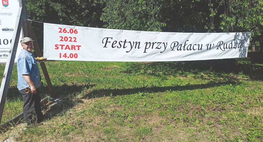 Prezes Stowarzyszenia „Tacy Sami” już tydzień przed  festynem zawiesił plakat informujący o wydarzeniu  fot.: Magdalena Lizurej