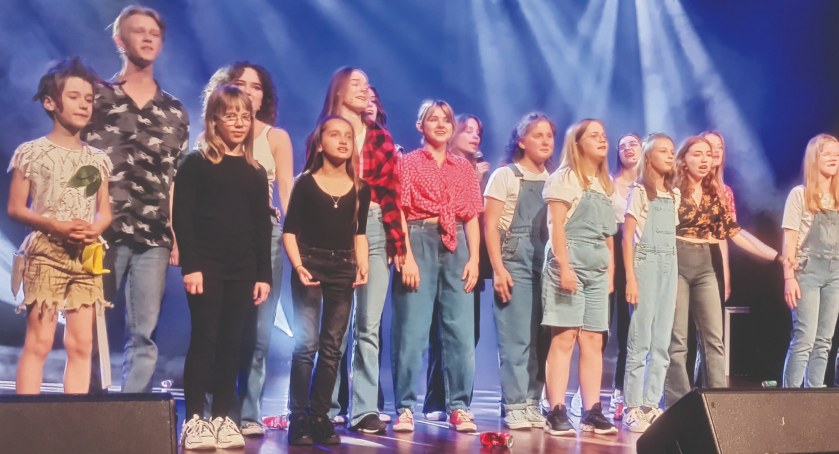 Utworom, które wykonywali młodzi artyści towarzyszyły rozbudowane układy choreograficzne fot.: Magdalena Lizurej