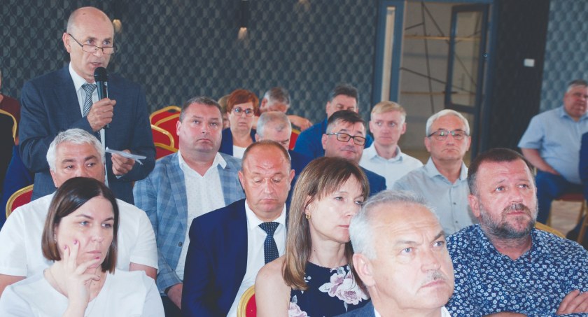Jednym z najaktywniejszych samorządowców podczas spotkania był Jarosław Trojan, wójt gminy Osjaków (a zdjęciu z mikrofonem). Pytał m.in. o to skąd włodarze mają wziąć brakujące miliony na zaplanowane inwestycje, gdy ceny usług i materiałów stale rosną fot.: Sławomir Rajch