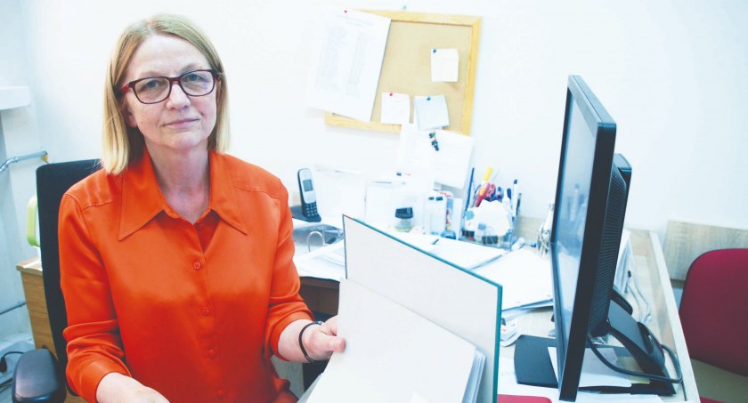 Mirosława Oracz ceni sobie każdy przepracowany dzień. Pamięta czasy, gdy w urzędzie był jeden telefon i kilka maszyn do pisania… fot.: Sławomir Rajch