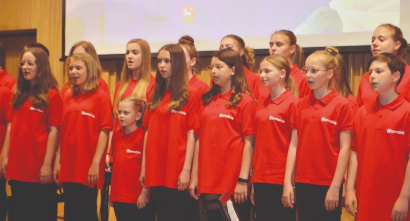 W Chórze Powiatowego Młodzieżowego Domu Kultury i Sportu śpiewa obecnie około czterdziestu osób fot.: Elżbieta Wodecka 