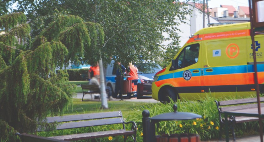 Karetka pogotowia zabrała pijanego mężczyznę do szpitala  fot.: Elżbieta Wodecka 