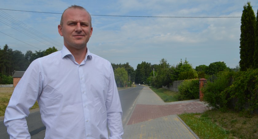 Kierownik Bartłomiej Panek cieszy się, że chodnik w Przycłapach już służy mieszkańcom/fot.: Ela Wodecka 