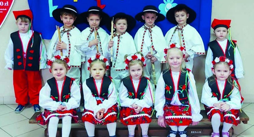 Od 15 listopada 2021 r. do 24 czerwca 2022 r. przedszkolaki uczestniczyły w działaniach, których celem było poszerzenie wiedzy na temat lokalnego dziedzictwa, kultury oraz tradycji  fot.: Publiczne Przedszkole w Osjakowie 