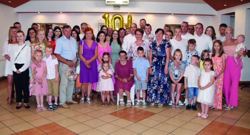 100-latka doczekała się czworo dzieci, syna i trzech córek, 12 wnuków (najstarszy ma 52 lata, a najmłodszy 30) i 16 prawnuków, w tym tylko trzech chłopców i 17 prawnuk w drodze fot.: Katarzyna Cieślik 