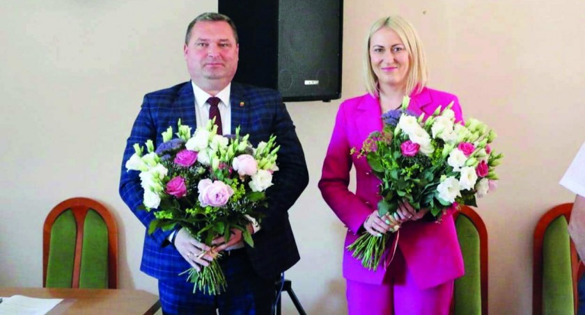 Burmistrz Rafał Drab nie ukrywał zadowolenia. Radni po raz kolejny pokazali, że cieszy się ich zaufaniem fot.: arch. UM w Działoszynie