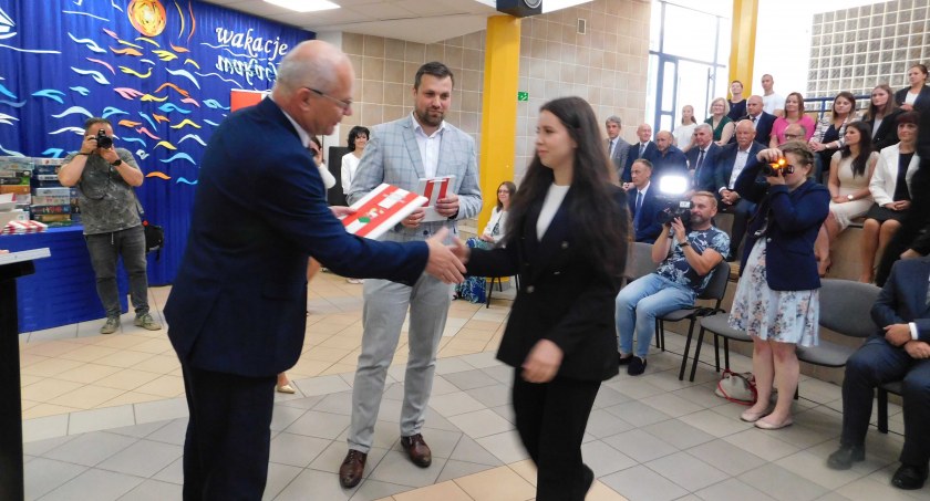 Podczas powiatowego zakończenia roku szkolnego młodzież oraz pedagodzy zostali nagrodzeni Fot.: Magdalena Lizurej