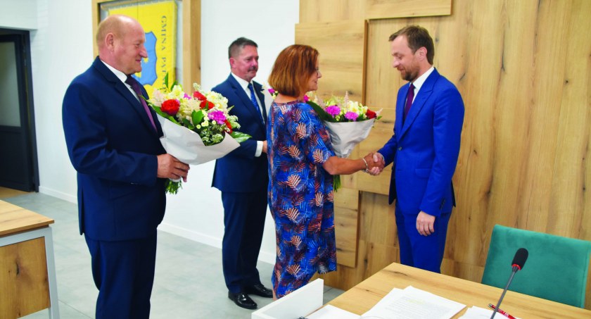 Radni symbolicznie kwiatami podziękowali wójtowi, sekretarz oraz skarbnik za dotychczasową pracę  fot.: Katarzyna Cieślik 