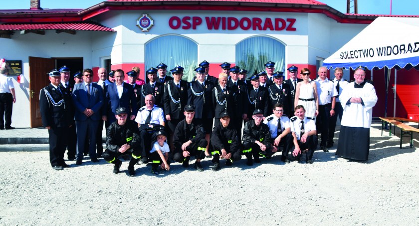Strażacy wspólnie z zaproszonymi gośćmi świętowali 100-lecie istnienia jednostki OSP w Widoradzu  fot.: Katarzyna Cieślik