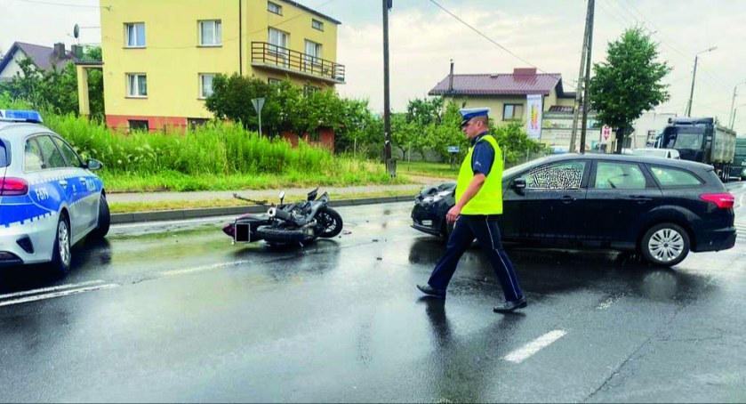  64-latek, kierujący fordem Focus, wyjeżdżając z ul. Popiełuszki nie ustąpił pierwszeństwa przejazdu, poruszającemu się ul. Częstochowską, motocykliście  fot.: KPP Wieluń