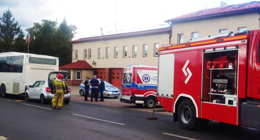Zdjęcie kolizji samochodu osobowego z autobusem / fot.: PSP Pajęczno