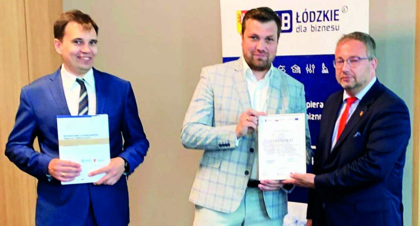 Krzysztof Dziuba, wicestarosta wieluński (na zdjęciu w środku) odbiera certyfikat potwierdzający ukończenie projektu fot.: archiwum prywatne