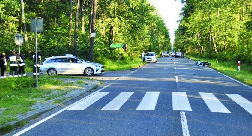 W wyniku wypadku, do jakiego doszło na drodze wojewódzkiej w gminie Nowa Brzeźnica, kierowca motocykla i jego pasażerka doznali poważnych obrażeń ciała fot.: Komenda Powiatowa Policji w Pajęcznie 