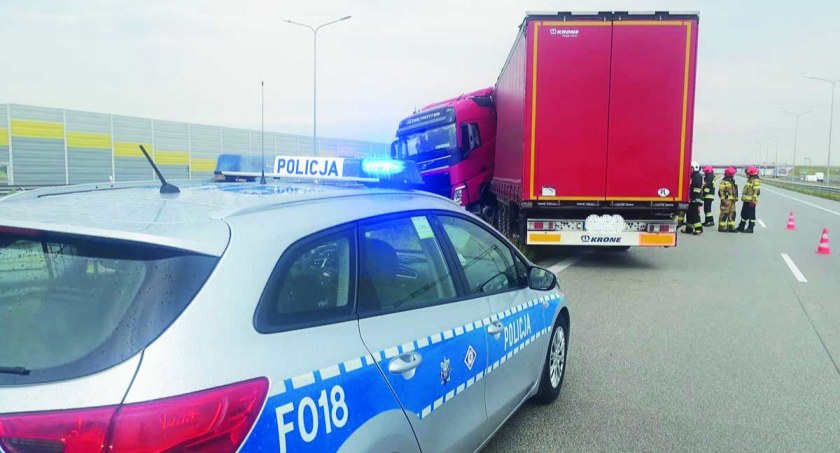 Do groźnie wyglądającej kolizji doszło na 129 km trasy S8 w Prusaku w gminie Sokolniki fot.: Komenda Powiatowa Policji w Wieruszowie  