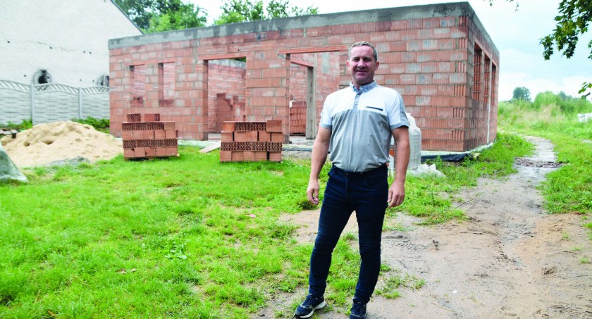 Sołtys Robert Sikora przyznaje, że jeszcze w tym roku zostanie założony dach oraz będą zamontowane okna i drzwi w budynku świetlicy / fot.: Katarzyna Cieślik