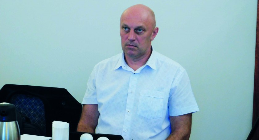 Robert Kaja, radny, od dawna sprawie hali przy „piątce” krytycznie się przygląda, wolałby mniejszy obiekt, dla uczniów fot.: Magdalena Lizurej
