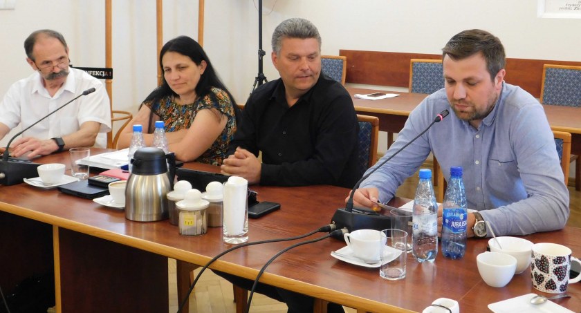 Wicestarosta wieluński, Krzysztof Dziuba, namawiał radnym miejskich Wielunia, aby zdecydowali o przystąpieniu gminy do strategii rozwoju ponadlokalnego  fot.: Magdalena Lizurej