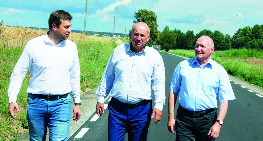 Inwestycji drogowej wspólnie przyglądają się przedstawiciele powiatu i gminy. Od lewej: wicestarosta wieluński Krzysztof Dziuba, wójt gminy Czarnożyły Andrzej Modrzejewski i przewodniczący rady gminy Jerzy Łabęcki fot.: Sławomir Rajch