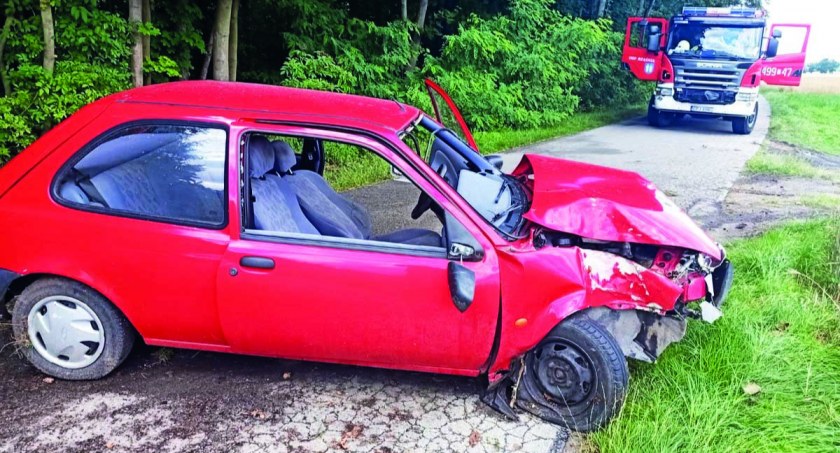 22-letni kierowca z gminy Rząśnia stracił panowanie nad pojazdem, został wytrącony z toru jazdy i uderzył w przydrożne drzewo fot.: KPP w Pajęcznie