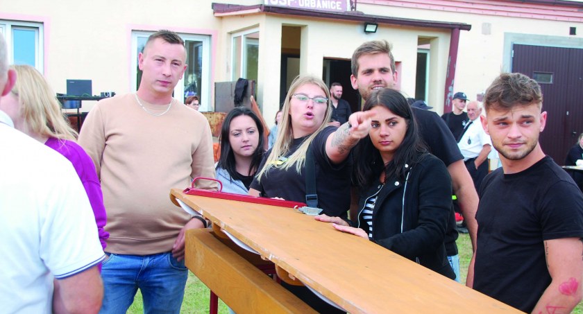 Strażacy z OSP w Dąbrowie pokazali jak z tradycyjnego samochodu zrobić kabriolet… A tak naprawdę zaprezentowali jak działa specjalistyczny sprzęt, wykorzystywany w przypadku wypadków komunikacyjnych fot.: Sławomir Rajch