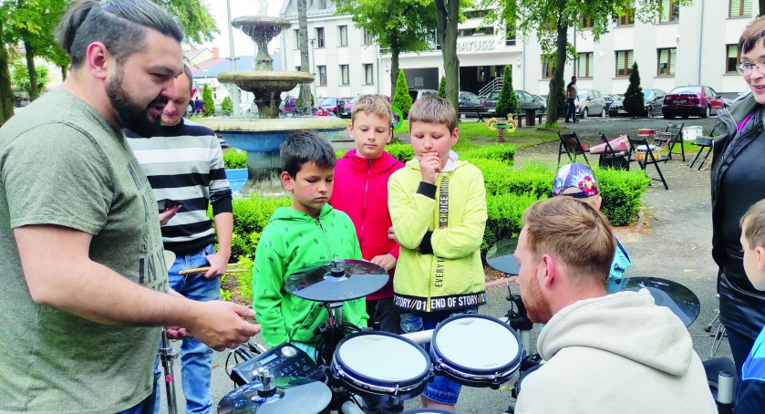Foto Grzegorz Boroń – Albert Wolski od wielu lat gra na perkusji. Swoją wiedzą dzieli się na zajęciach w MOK-u w Pajęcznie. Tym razem zachęcał do gry w Parku Miejskim.
