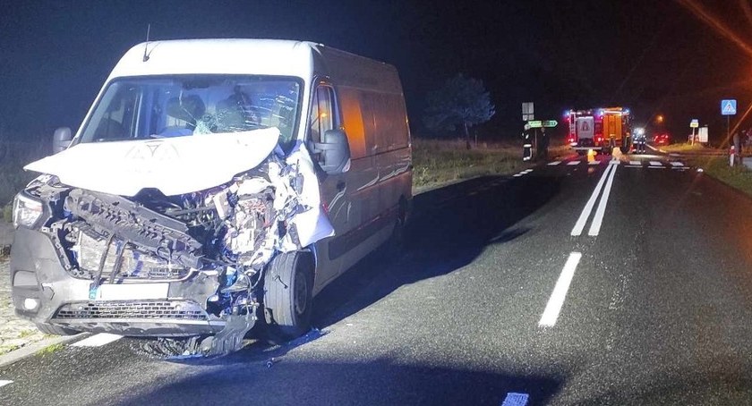 Zdjęcie busa po tym, jak uderzył w tył osobówki/ fot.: arch. KPP Policji w Pajęcznie