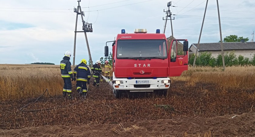 Na zdjęciu akcja gaśnicza na polu w Skąpej / Fot. Facebook / OSP KSRG Strzelce Wielkie