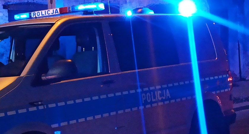 Zdjęcie policyjnego wozu podczas interwencji w nocy/fot.: Magdalena Lizurej