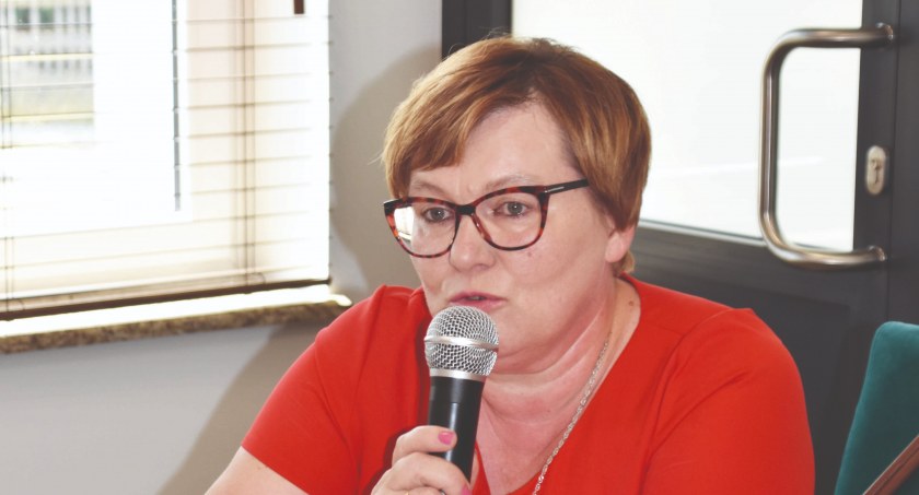 Sołtyska Dorota Pęcherczyk zabrała również głos w imieniu mieszkańców Dzietrznik-Koziochów i potwierdziła, że droga jest naprawdę w fatalnym stanie fot.: Katarzyna Cieślik 