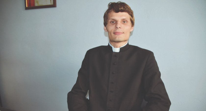 Ks. Dominik Kozłowski jest fanem piłki nożnej. Chciałby stworzyć z młodzieżą zespół piłkarski fot.: Katarzyna Cieślik 