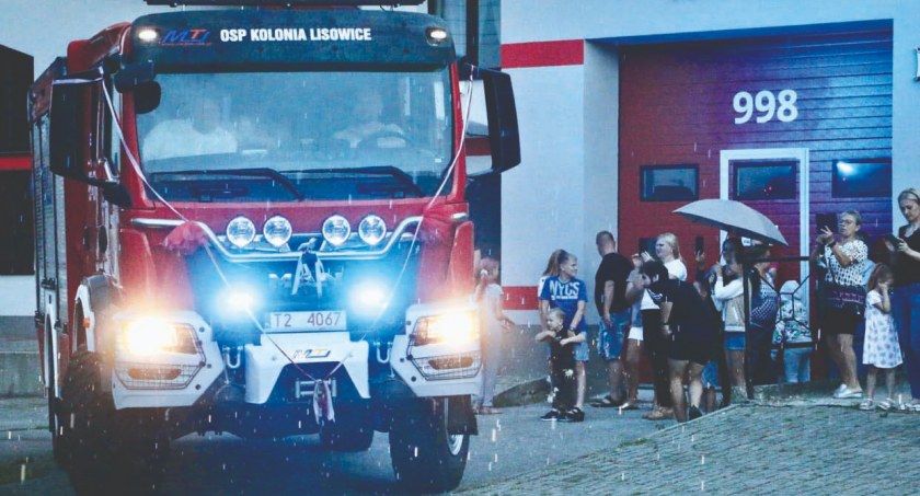 Strażacy z Kolonii Lisowice zapewniają, że nowy wóz zostanie wykorzystany dla poprawy bezpieczeństwa mieszkańców fot.: arch. UMiG Działoszyn