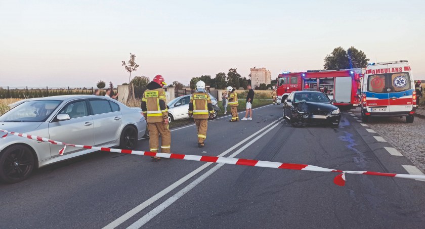 Droga krajowa w kierunku od Wielunia  w kierunku Częstochowy była w niedzielę wieczorem przez kilka godzin zablokowana z powodu karambolu fot.: Magdalena Lizurej