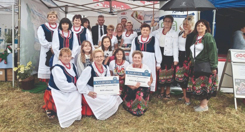 Członkinie KGW nie ukrywają zadowolenia z powodu czeków na zakupy  fot.: arch. KWG Rychłocice
