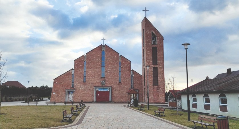Bartosz, były już wikariusz parafii pw. Narodzenia Pańskiego w Pajęcznie, według rodziców jednej z uczennic, miał wysyłać do nastolatki dwuznaczne propozycje. Prokuratura nie dopatrzyła się znamion przestępstwa w zachowaniu duchownego i umorzyła postępowania fot.: Grzegorz Boroń