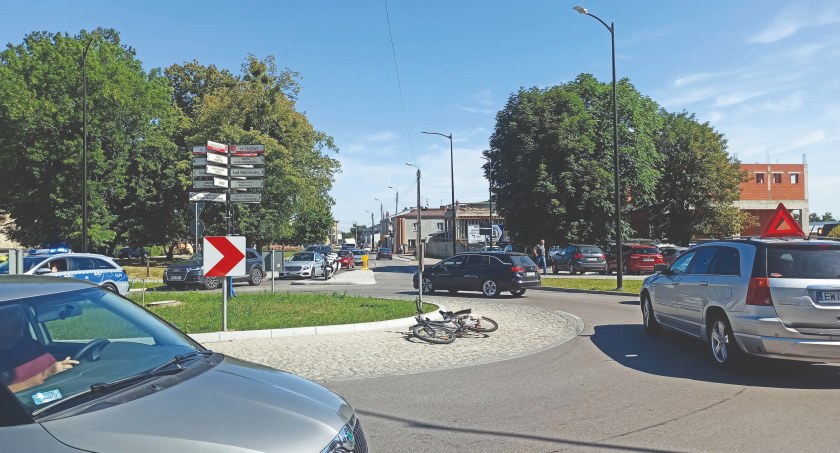 Mundurowi wyjaśniają okoliczności potrącenia, do jakiego doszło w poniedziałek rano fot.: Magdalena Lizurej