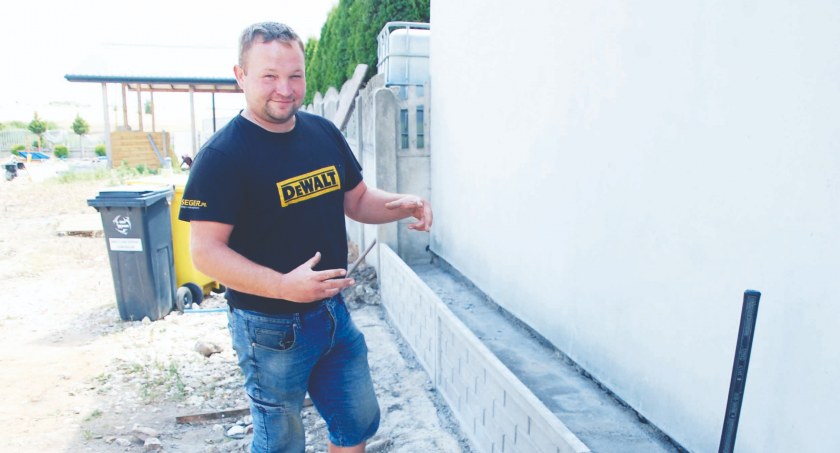 Tomasz Jagielski pokazuje gdzie i jakich rozmiarów niewybuch znalazł. Ma wątpliwości, czy w pozostałej części podwórka nie ma podobnych „niespodzianek” fot.: Sławomir Rajch fot.: archiwum prywatne fot.: KPP w Wieluniu