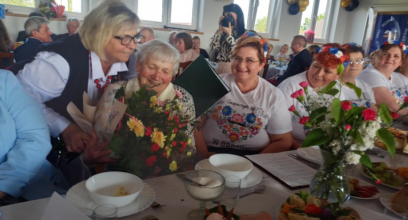 Zdjęcie  szefowej KGW w Obrowie Wiesława Pawełoszek, wręczającej kwiaty starszej działaczce Koła/Magdalena Lizurej