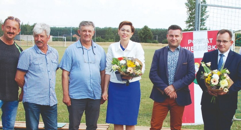 Sołtys Rudy Ryszard Radziwołek (trzeci od lewej) nie potrafi zrozumieć, co właściwie się wydarzyło. Był przekonany, że pozyskane pieniądze pójdą przede wszystkim na boisko sportowe. Obecna na konferencji Joanna Skotnicka-Fiuk kwiaty i gratulacje przyjęła, ale nie wyprowadzała uczestników z błędnego 