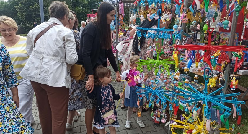 Zdjęcie ludzi, którzy oglądają zabawki na kramie/fot.: Magdalena Lizurej