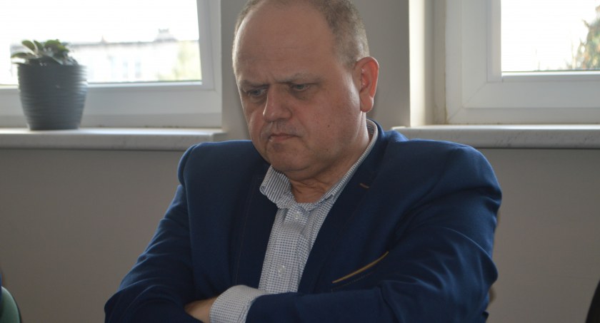 Radny Andrzej Żółtaszek uważa, że przywrócenie przejścia na ul. Piłsudskiego w Skomlinie jest bardzo potrzebne/fot.: Ela Wodecka 