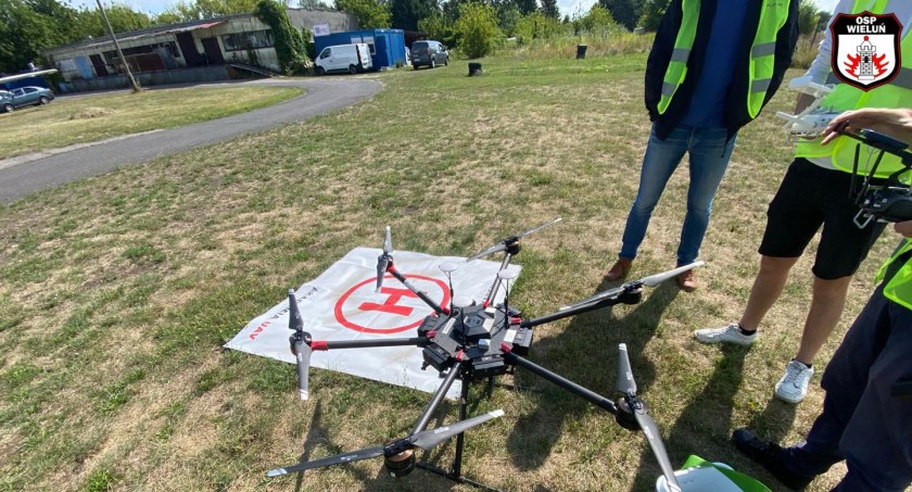 Na zdjęciu dron, którego obsługi uczyli się strażacy / Fot. Facebook / OSP Wieluń