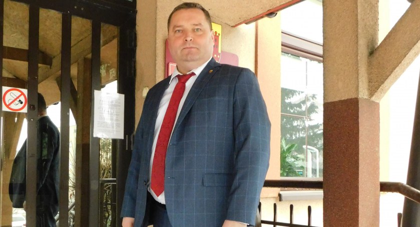 Zdjęcie burmistrz Rafała Draba przed ratuszem/fot.: Magdalena Lizurej 