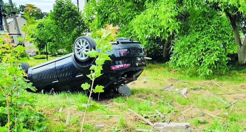 W wyniku kolizji alfa romeo została znacznie uszkodzona fot.: Komenda Powiatowa Policji w Wieruszowie
