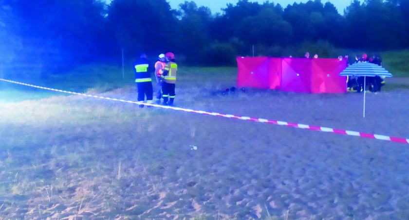 Ratownik wodny Dariusz Mielczarek przypomina, że podstawowa zasada odpoczynku nad wodą, to dobrze poznać miejsce, w którym zamierzamy zażyć kąpieli fot.: Katarzyna Cieślik 