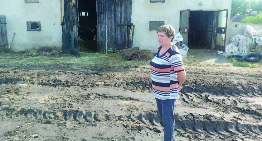 Jolanta Krajewska relacjonuje, że kiedy dzwoniła na 112 w drugiej ręce miała wąż z wodą i polewała ściany, aby zatrzymać ogień fot.: Magdalena Lizurej, Katarzyna Cieślik